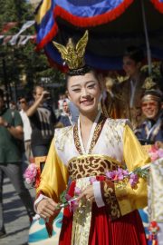 新视觉影视热门国产动漫封面，色彩鲜艳的动画场景与个性鲜明的主角造型