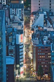 新视觉影视热门都市情感电影封面，城市夜景背景下两位主角的剪影，暖色调灯光营造浪漫氛围